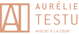 Logo stylisé pour Aurélie Testu, Avocat à la Cour, avec un monogramme 'AT' dans un cadre carré couleur cuivre sur fond noir.