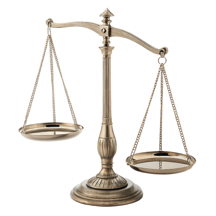 Balance de Justice Antique : Symbole d'Équilibre Balance de justice ancienne en laiton, déséquilibrée avec le plateau droit plus bas, symbolisant l'injustice ou l'attente.